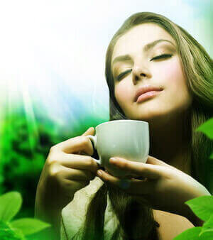 Девушка в наслаждение чая