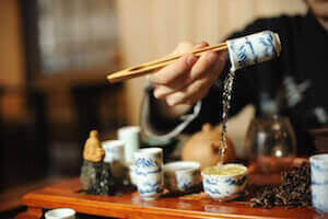 Сливание в китайской чайной церемонии