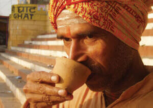 Индус пьет чай Масала