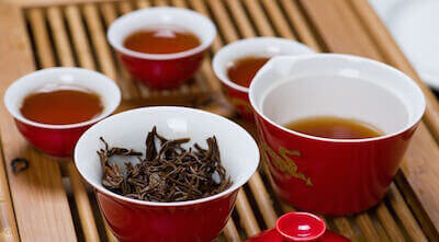 Кружки с китайским красным чаем