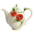 Фарфоровый чайник с цветком