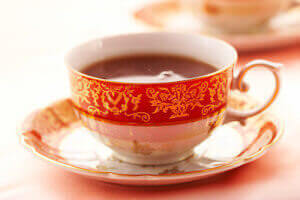 Красная чашка с чаем