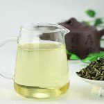 стакан чая с зеленым чаем улитка