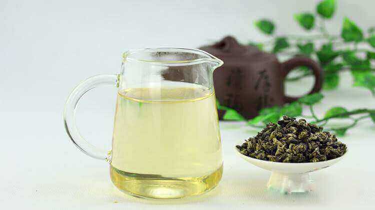стакан чая с зеленым чаем улитка