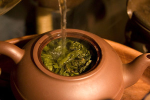 Для заваривания зеленого чая используют воду температурой не более 85 градусов